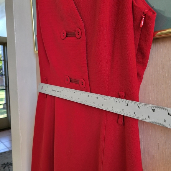 Elegant Red Sleeveless Dress - Picture 6 of 8